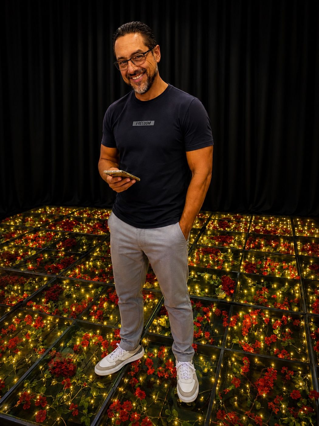 Fabricio sobre a pista de LED com flores