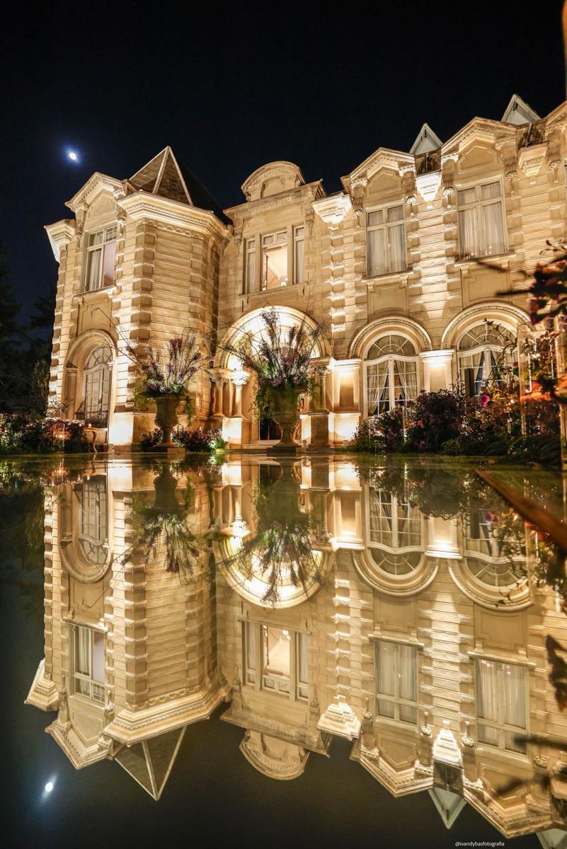 Casarão refletido na passarela de espelho