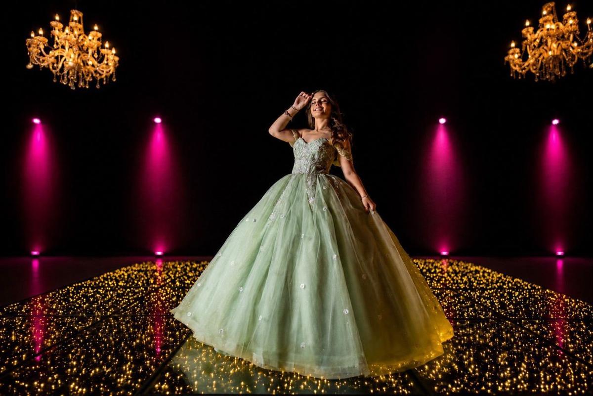 Debutante na pista de LED iluminada