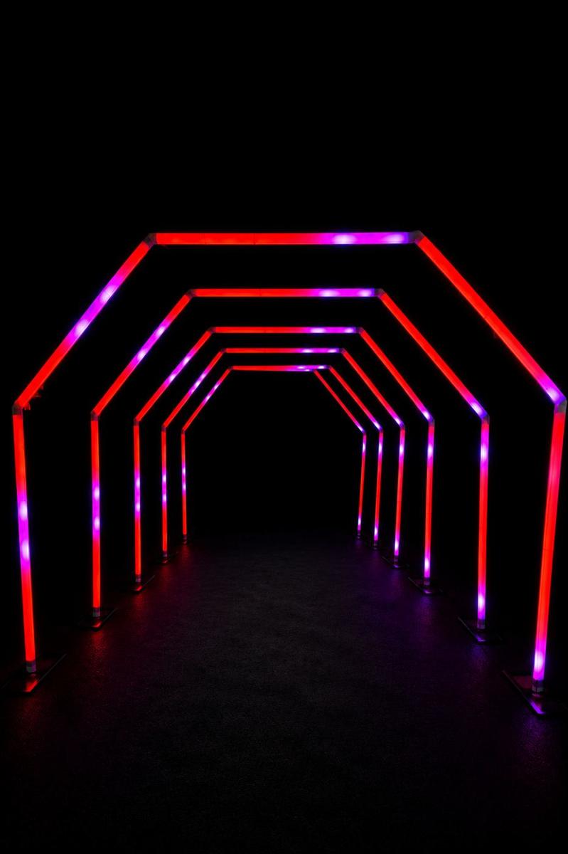 Túnel de LED hexagonal em vermelho e roxo