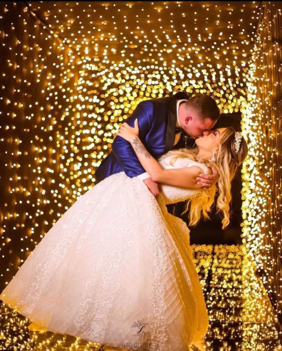 Casal no túnel dourado